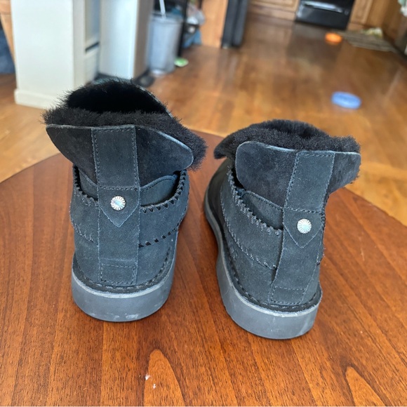 Excellent condition UGGs women’s size 7.5 McKay ankle booties - Picture 3 of 6